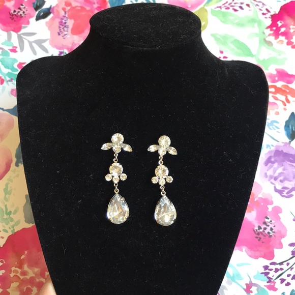 Jewelry - Chandelier earrings 🌷2 for $10-free gift w/purch